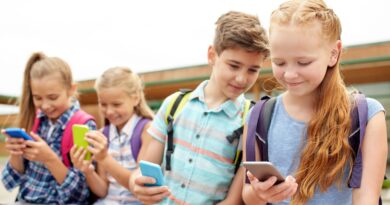 Criancas usando aplicativos de rede social no celular como Facebook e Instagram scaled Vision Art NEWS