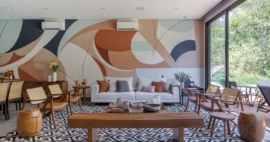 Mural colorido e destaque nesta casa de 500 m2 projeto Bustamante Arquitetura foto Rafael Renzo sala de estar mural colorido Vision Art NEWS
