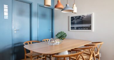 ape litoral mistura de provencal e vintage memoa arquitetos fotos Alessandro Gruetzmacher sala jantar parede azul mesa Vision Art NEWS