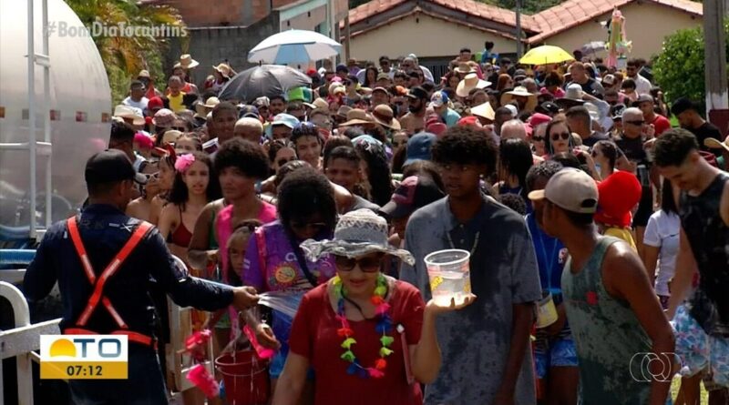 VÍDEO: Repórter usa capa de chuva, mas leva banho de foliões em festa centenária de carnaval | Tocantins