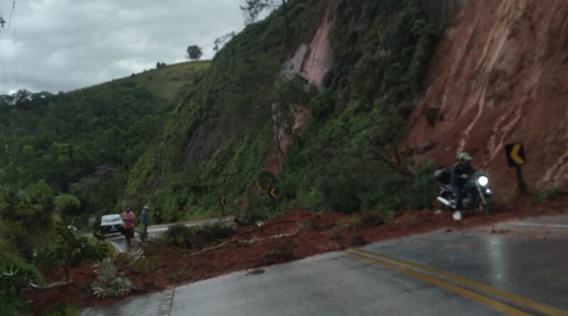 Queda de barreira interdita totalmente rodovia em Pindamonhangaba | Vale do Paraíba e Região