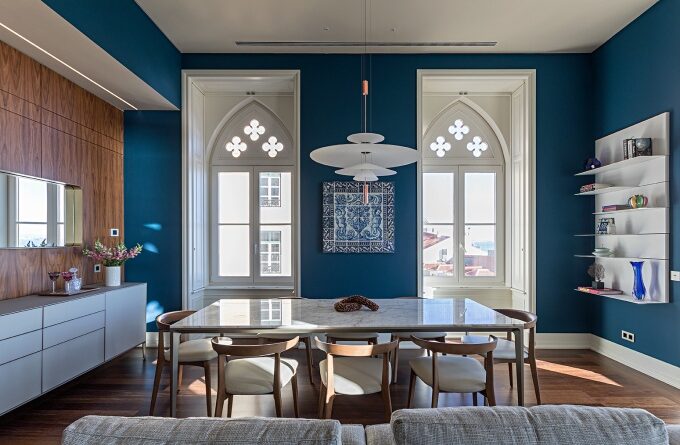 Apê em Portugal ganha reforma com décor contemporâneo e tons azuis