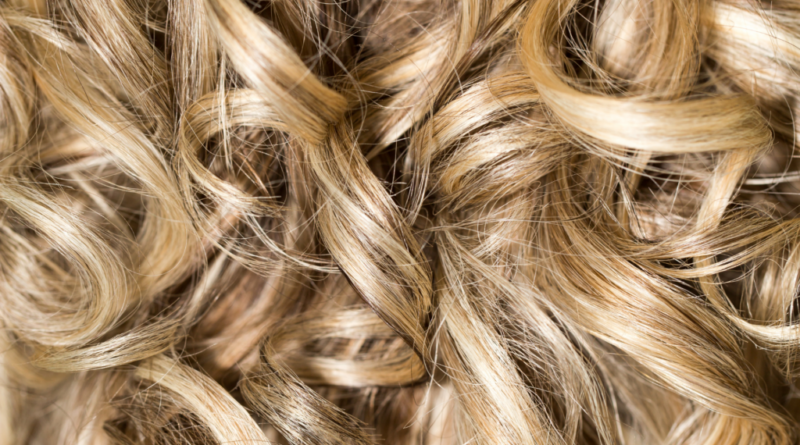 Como manter mechas platinadas em cabelos cacheados?