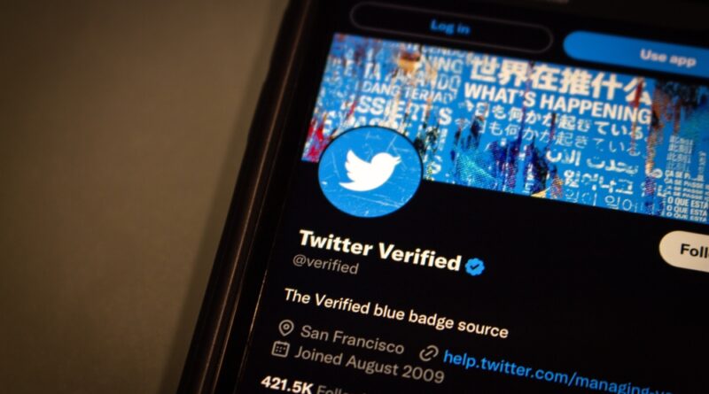 Twitter promete remover selos de verificação azuis em abril; saiba mais