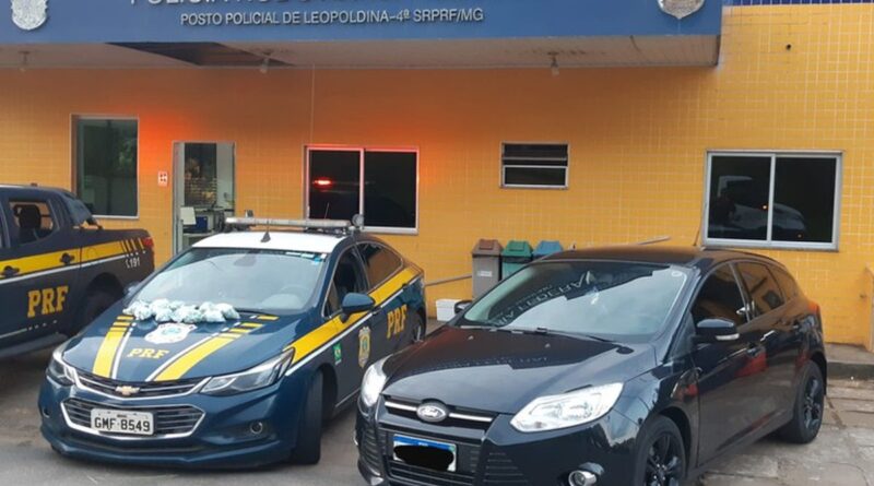 Motorista é preso com mais de 400 pinos de cocaína escondidos em carro na BR-116, em Leopoldina