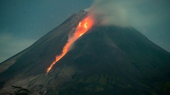 Vulcão Merapi volta a entrar em erupção na Indonésia e joga cinzas a mais de 3.000 m de altura – Notícias