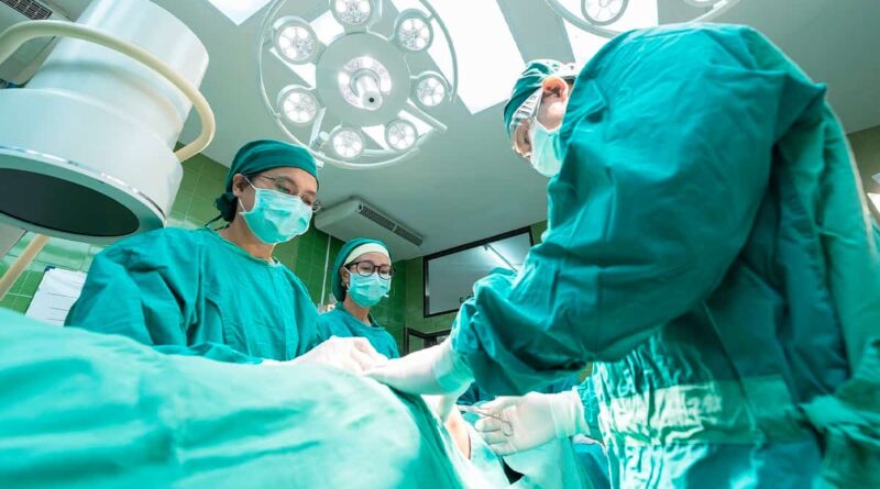 Destaque Medico e enfermeiras durante cirurgia Vision Art NEWS