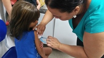 Especialistas sugerem vacinação nas escolas para aumentar adesão – Notícias