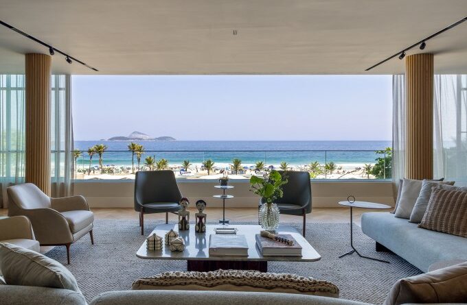 Apê de 350 m² tem vista para o mar e duas mesas iguais de jantar