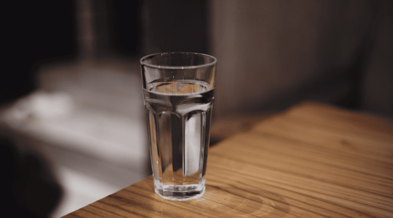 copo de agua em cima de uma mesa de madeira Vision Art NEWS